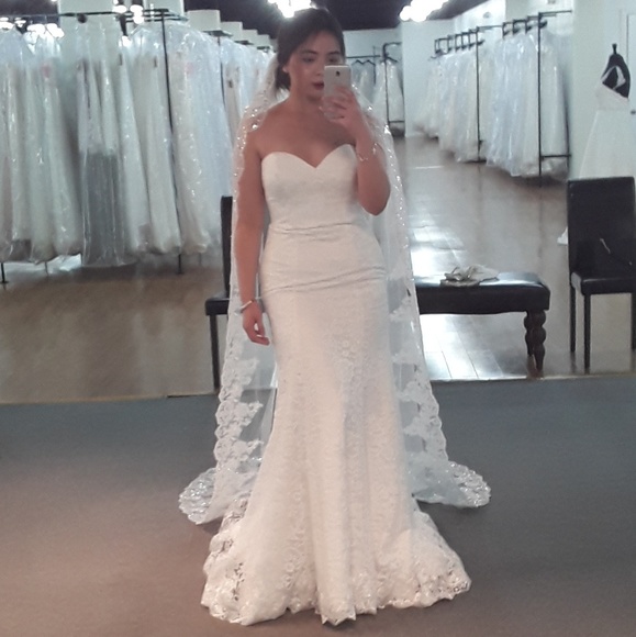 Wedding gown - Picture 2 of 5